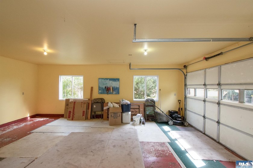 WELCOMING HOME IN SOUGHT-AFTER NEIGHBORHOOD! You need to see - photo 38