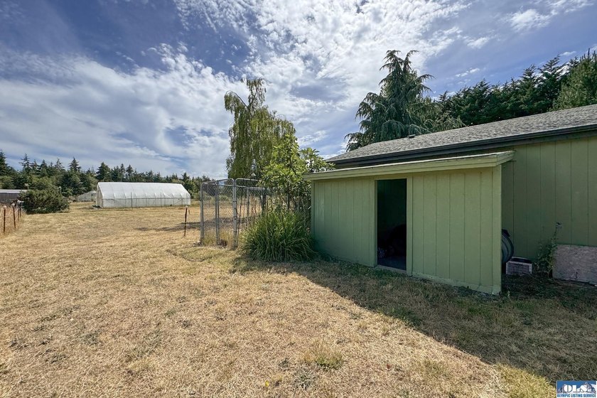 WELCOMING HOME IN SOUGHT-AFTER NEIGHBORHOOD! You need to see - photo 42