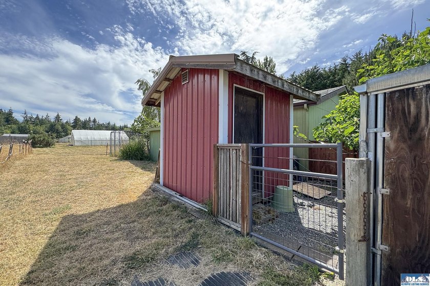 WELCOMING HOME IN SOUGHT-AFTER NEIGHBORHOOD! You need to see - photo 43