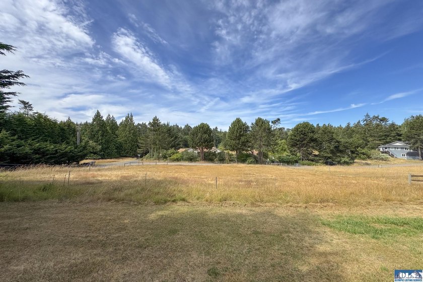 WELCOMING HOME IN SOUGHT-AFTER NEIGHBORHOOD! You need to see - photo 47