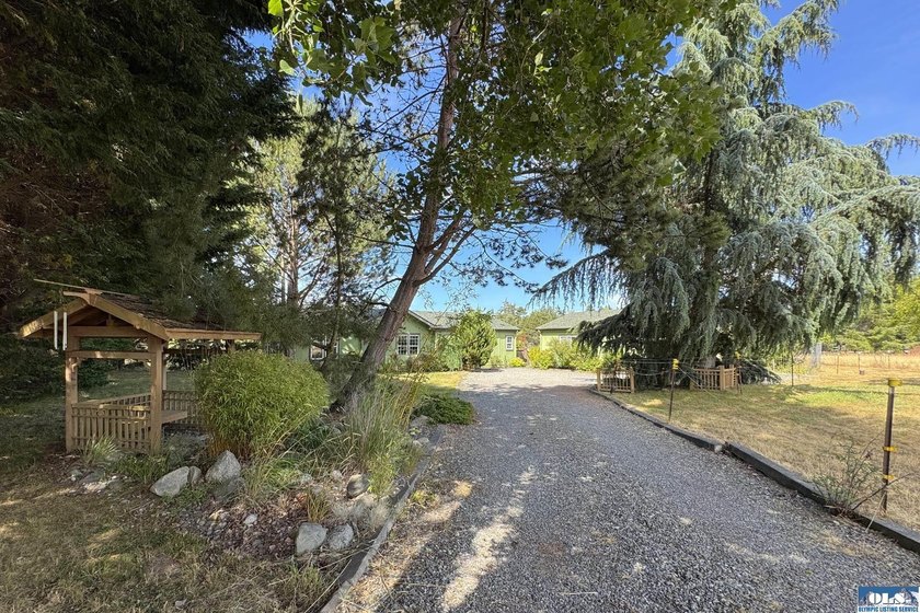 WELCOMING HOME IN SOUGHT-AFTER NEIGHBORHOOD! You need to see - photo 50
