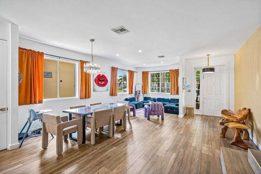 A beautiful 5 BD 3 BA two-story home in Boca Vistas with chic - photo 4