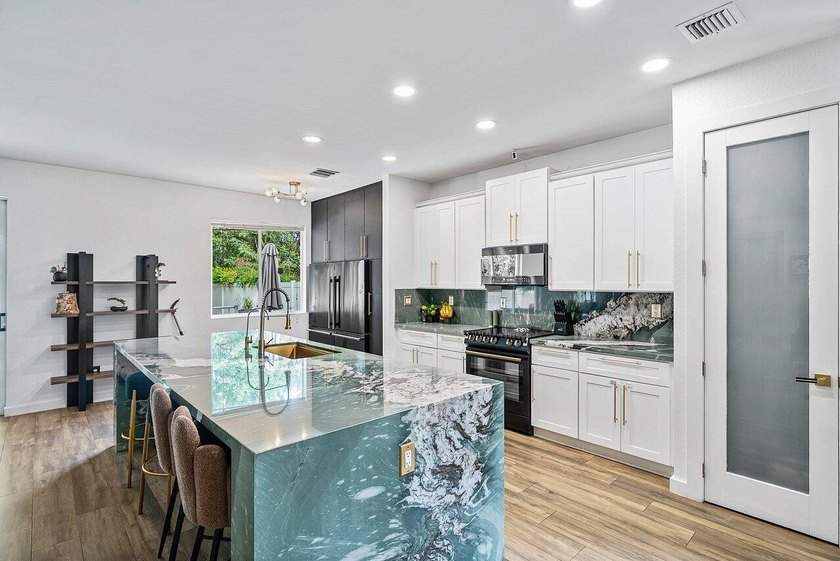 A beautiful 5 BD 3 BA two-story home in Boca Vistas with chic - photo 7