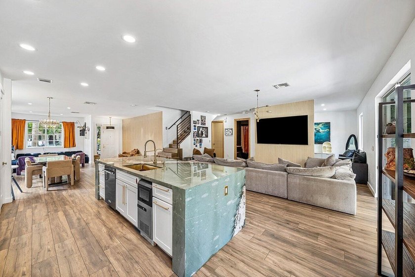 A beautiful 5 BD 3 BA two-story home in Boca Vistas with chic - photo 9