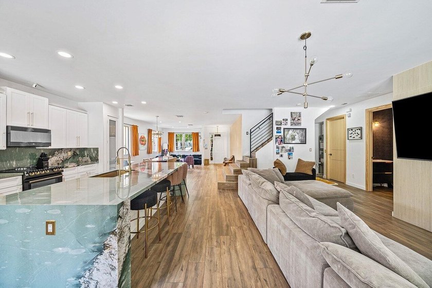 A beautiful 5 BD 3 BA two-story home in Boca Vistas with chic - photo 10