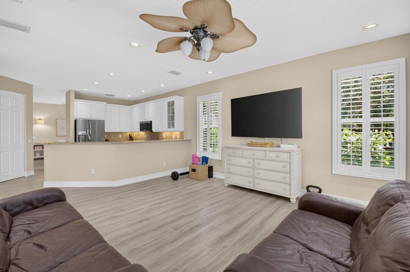 Located in a Cul de sac on an oversized pie shaped lot with a - photo 16