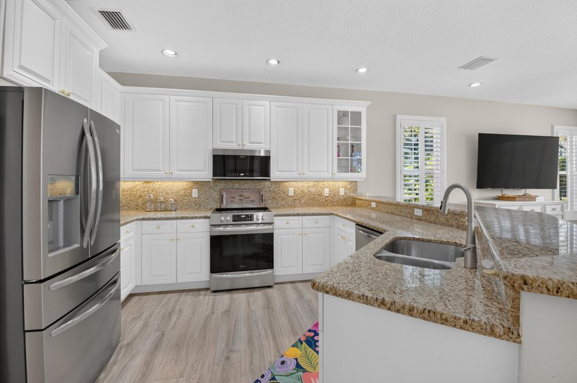 Located in a Cul de sac on an oversized pie shaped lot with a - photo 21