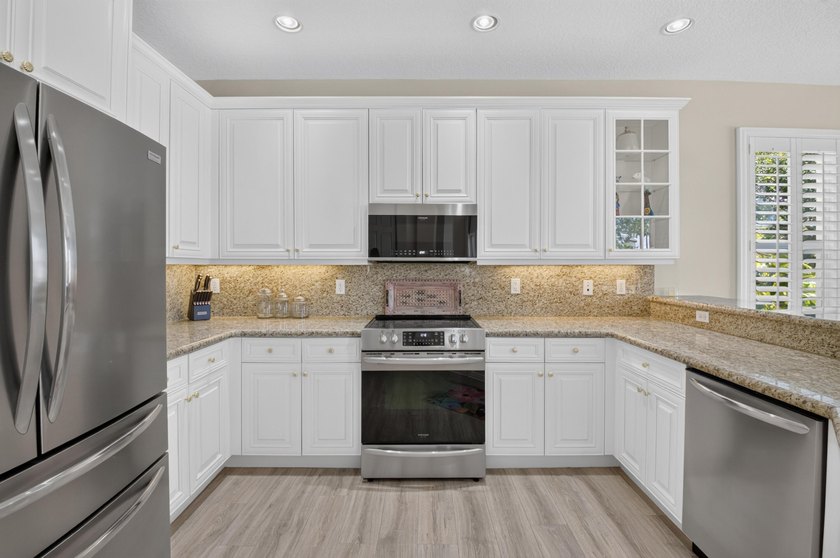Located in a Cul de sac on an oversized pie shaped lot with a - photo 24