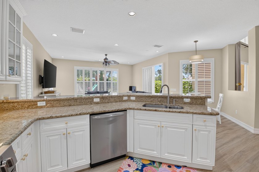 Located in a Cul de sac on an oversized pie shaped lot with a - photo 25