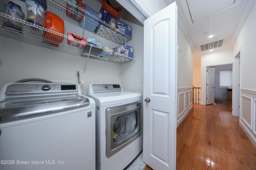 Spacious two-family Side Hall Colonial located on a quiet - photo 31