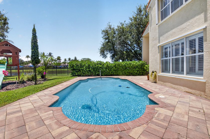Located in a Cul de sac on an oversized pie shaped lot with a - photo 48