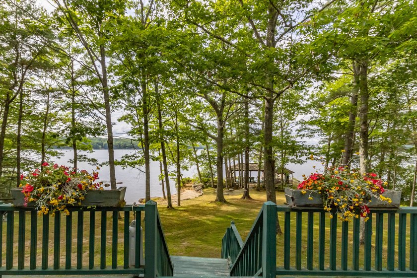 Welcome to your dream lakefront retreat! Serene lakeside living - photo 14