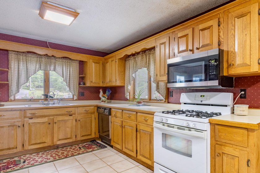 Welcome to your dream lakefront retreat! Serene lakeside living - photo 17