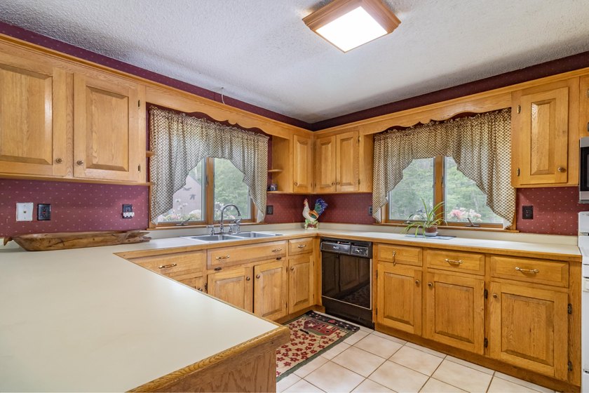 Welcome to your dream lakefront retreat! Serene lakeside living - photo 18