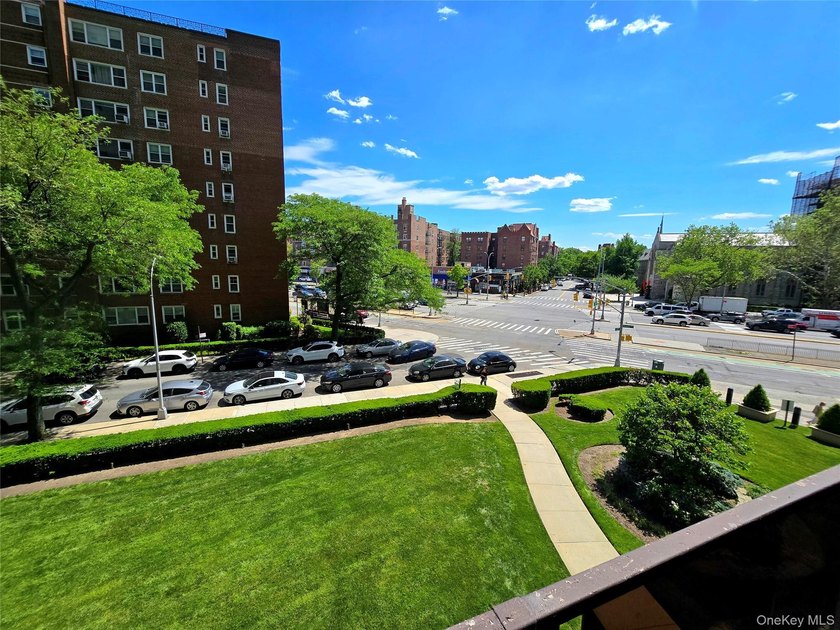 Oversized 1-bedroom with a massive private covered balcony in - photo 4