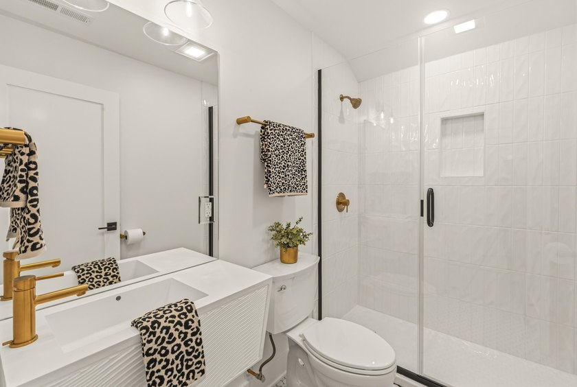 A remarkable opportunity to own a newly constructed contemporary - photo 19