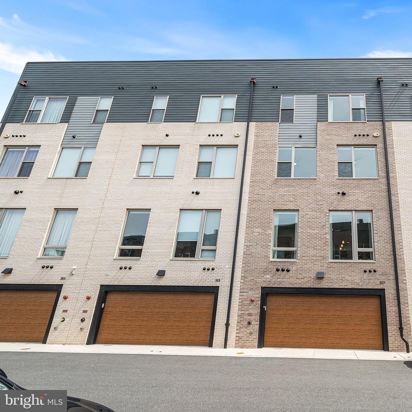 Welcome to 3117 Pierview Lane, a fully upgraded Essex model home - photo 4