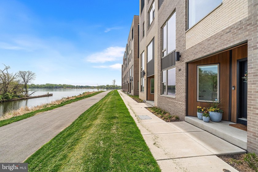 Welcome to 3117 Pierview Lane, a fully upgraded Essex model home - photo 5