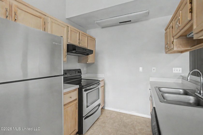 Welcome to this precious 3-bedroom, 2-bathrooms starter home - photo 17