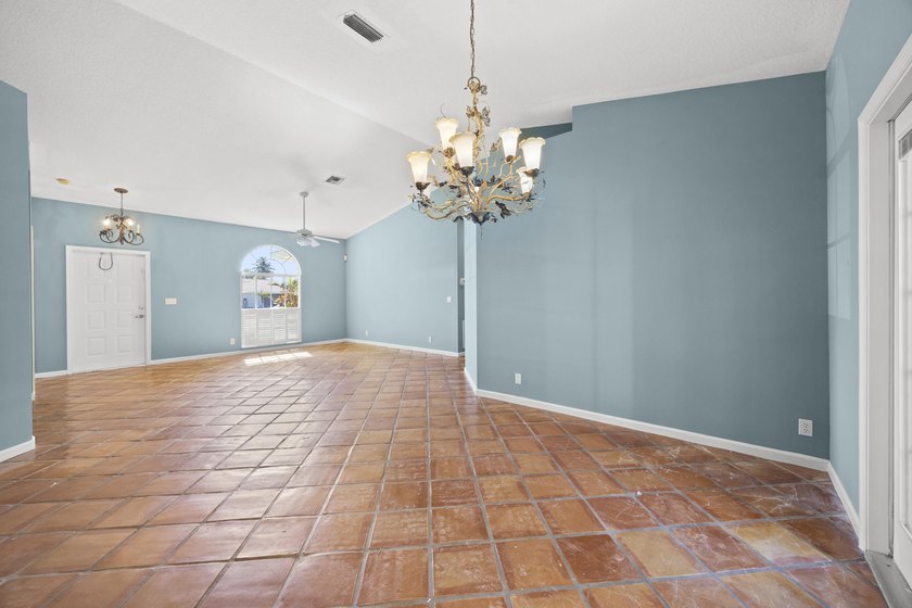 Welcome to this spacious and beautifully maintained 3-bedroom - photo 17