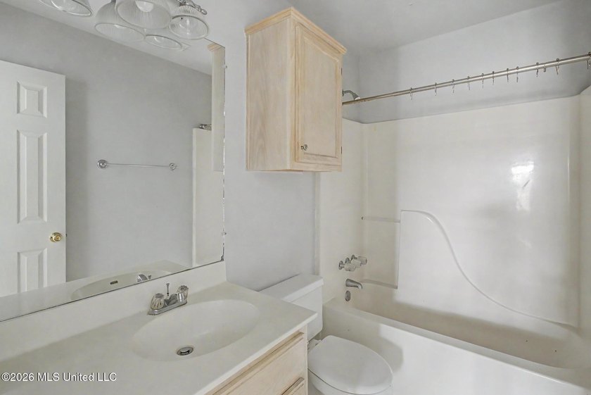 Welcome to this precious 3-bedroom, 2-bathrooms starter home - photo 19