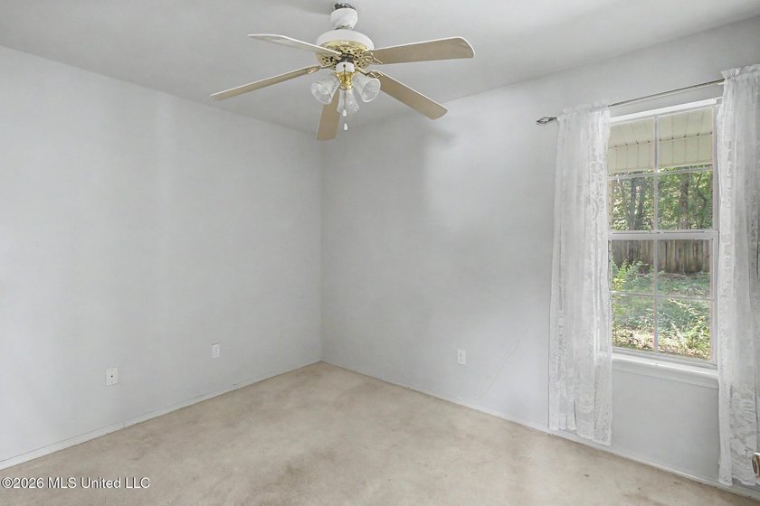 Welcome to this precious 3-bedroom, 2-bathrooms starter home - photo 20