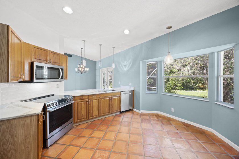 Welcome to this spacious and beautifully maintained 3-bedroom - photo 22