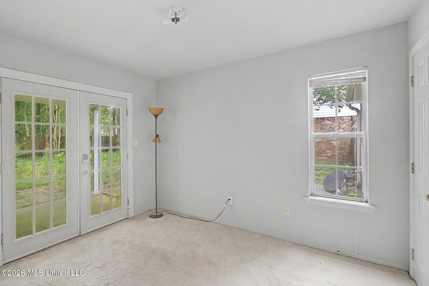 Welcome to this precious 3-bedroom, 2-bathrooms starter home - photo 24