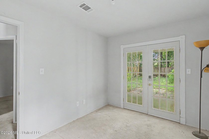 Welcome to this precious 3-bedroom, 2-bathrooms starter home - photo 25