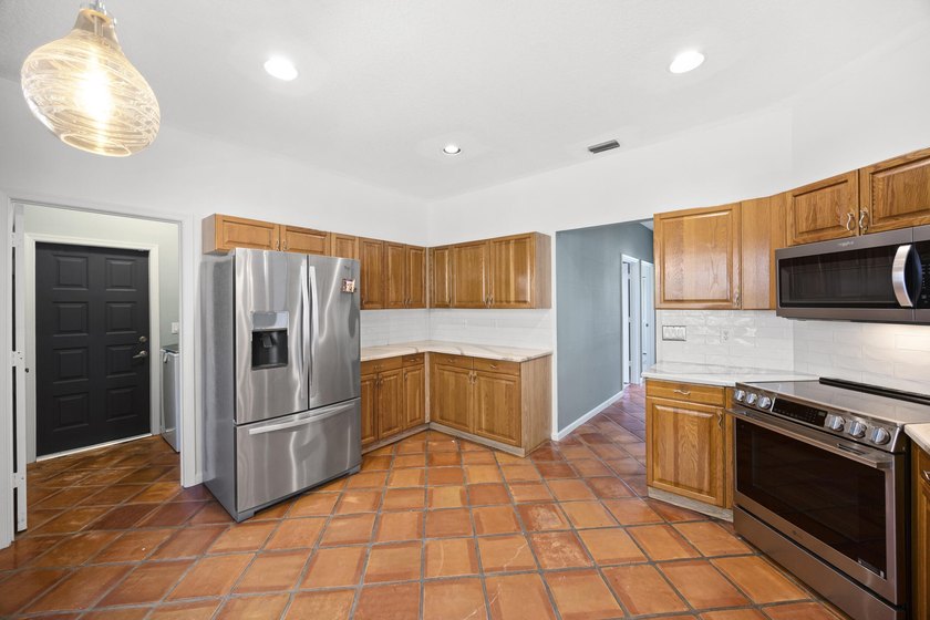 Welcome to this spacious and beautifully maintained 3-bedroom - photo 25