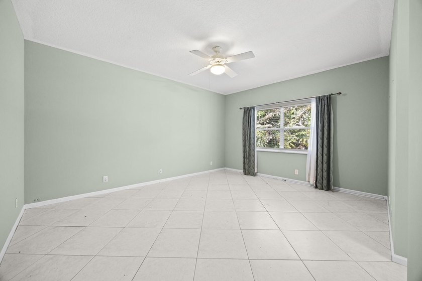 Welcome to this spacious and beautifully maintained 3-bedroom - photo 27