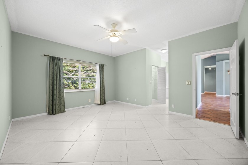 Welcome to this spacious and beautifully maintained 3-bedroom - photo 29