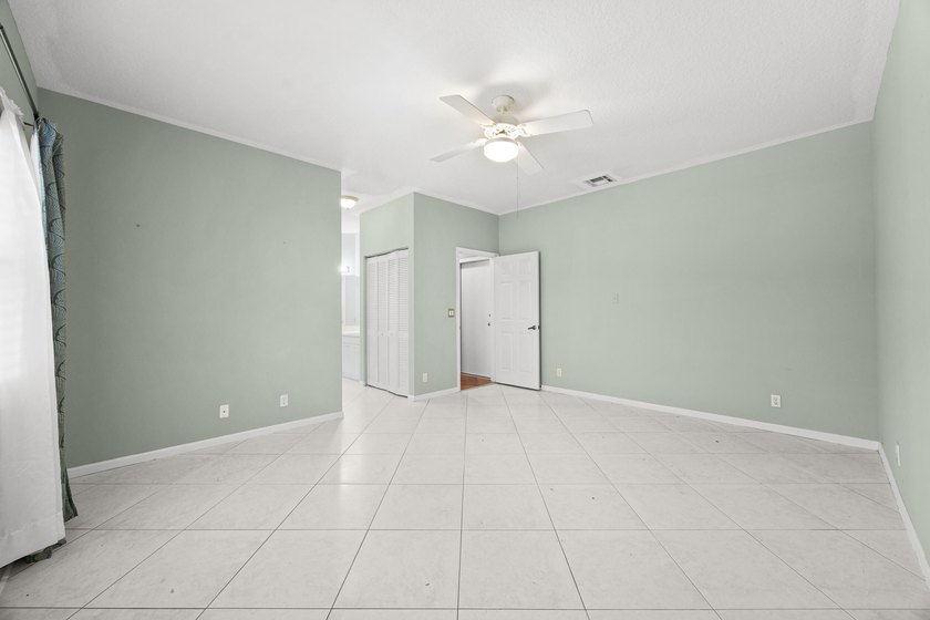 Welcome to this spacious and beautifully maintained 3-bedroom - photo 30