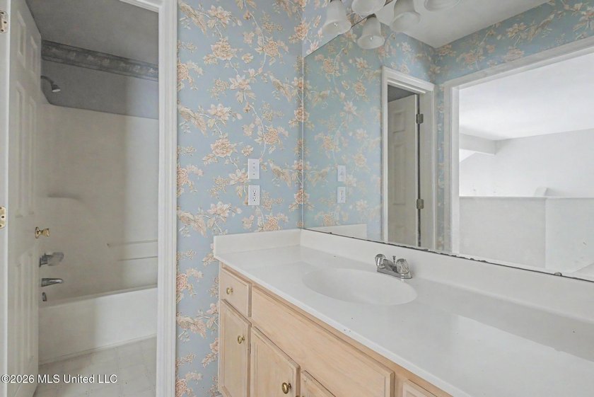 Welcome to this precious 3-bedroom, 2-bathrooms starter home - photo 31