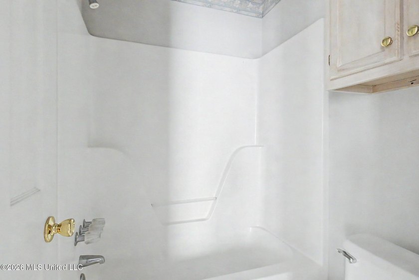 Welcome to this precious 3-bedroom, 2-bathrooms starter home - photo 32