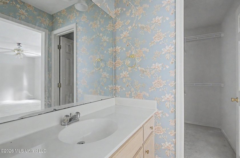 Welcome to this precious 3-bedroom, 2-bathrooms starter home - photo 33