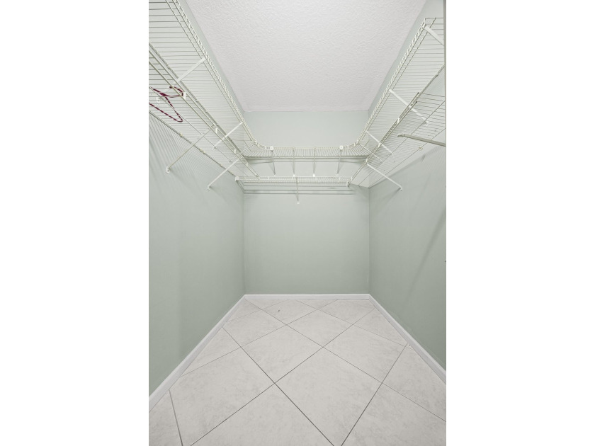 Welcome to this spacious and beautifully maintained 3-bedroom - photo 33