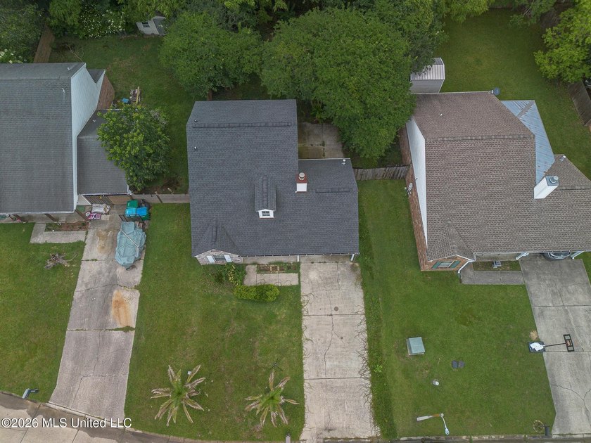 Welcome to this precious 3-bedroom, 2-bathrooms starter home - photo 35