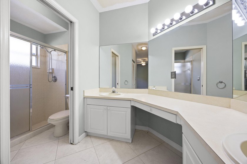 Welcome to this spacious and beautifully maintained 3-bedroom - photo 36