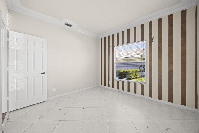 Welcome to this spacious and beautifully maintained 3-bedroom - photo 48