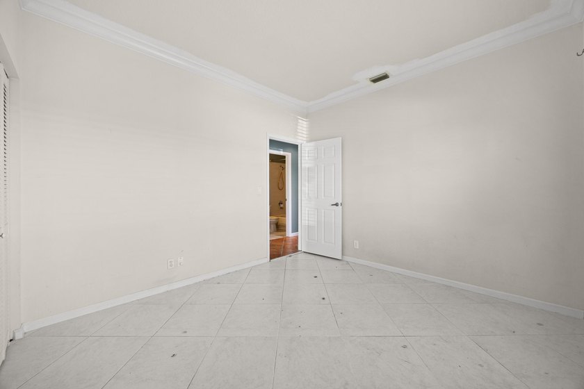 Welcome to this spacious and beautifully maintained 3-bedroom - photo 49
