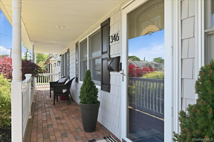 Welcome to this beautifully maintained two story home offering - photo 4
