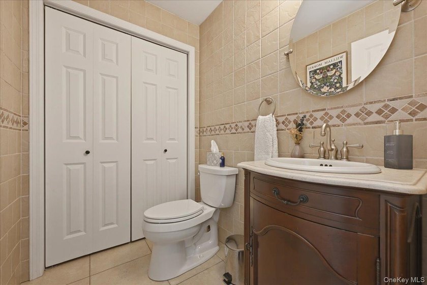 Welcome to this beautifully maintained two story home offering - photo 6