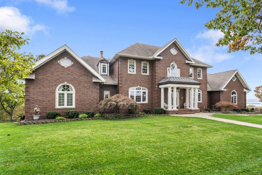 Welcome to an extraordinary lakefront estate in the prestigious - photo 3