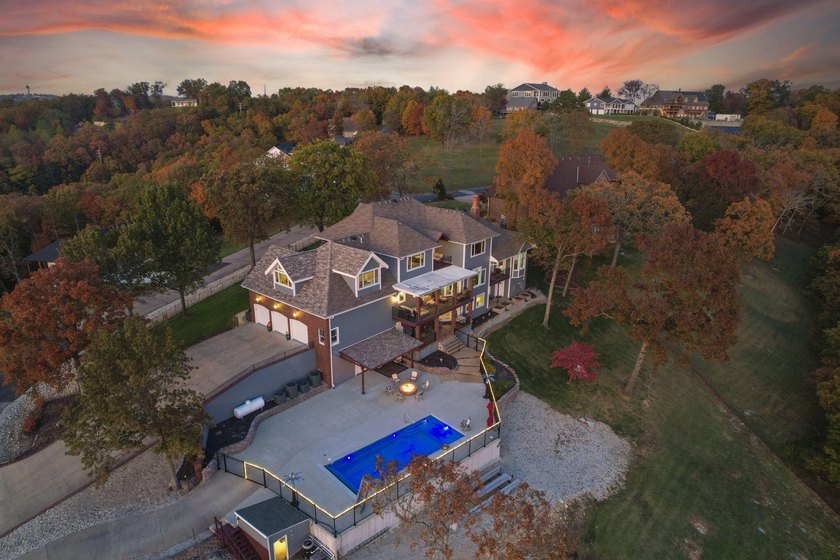 Welcome to an extraordinary lakefront estate in the prestigious - photo 5
