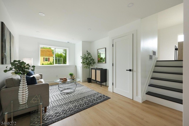 COMMUTER'S DREAM EXQUISITE NEW EAST FACING CONTEMPORARY MODERN - photo 16