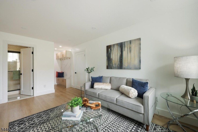 COMMUTER'S DREAM EXQUISITE NEW EAST FACING CONTEMPORARY MODERN - photo 17