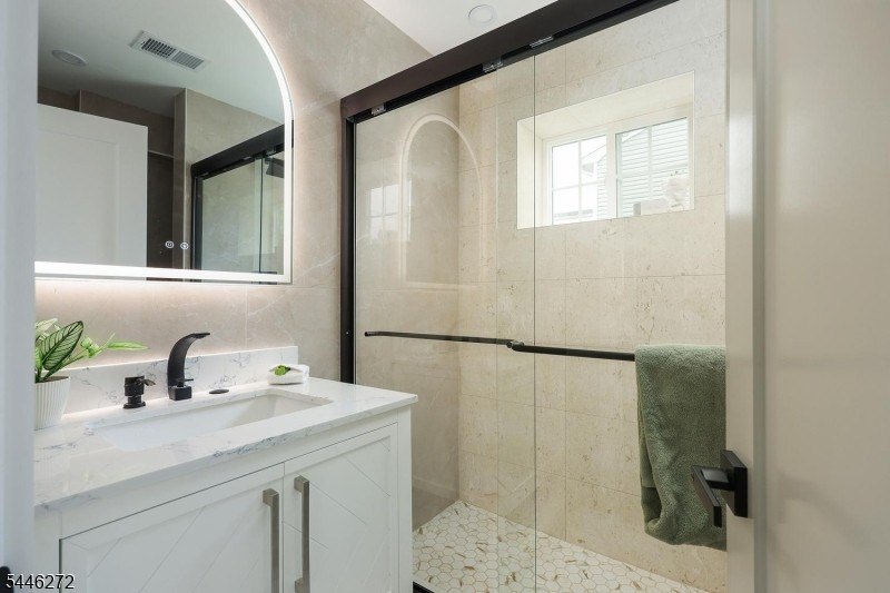 COMMUTER'S DREAM EXQUISITE NEW EAST FACING CONTEMPORARY MODERN - photo 18