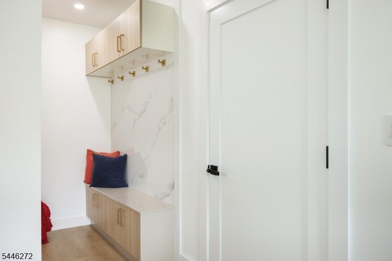 COMMUTER'S DREAM EXQUISITE NEW EAST FACING CONTEMPORARY MODERN - photo 19