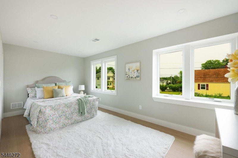 COMMUTER'S DREAM EXQUISITE NEW EAST FACING CONTEMPORARY MODERN - photo 20